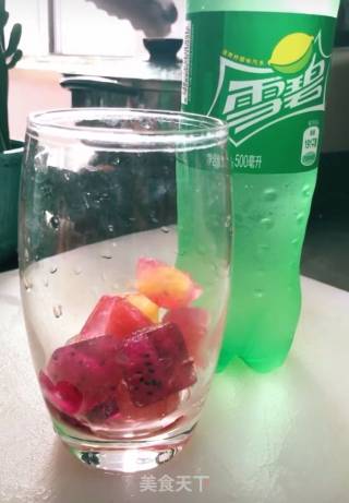 水果冰块雪碧的做法步骤：2