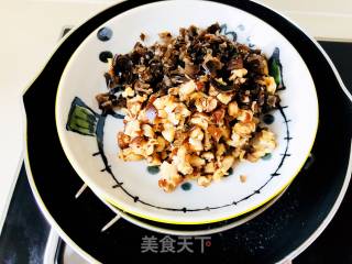 木耳香菇鸡蛋卷的做法步骤：2