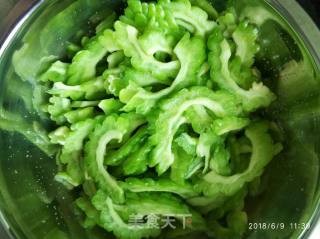 豆豉鲮鱼炒苦瓜的做法步骤：2