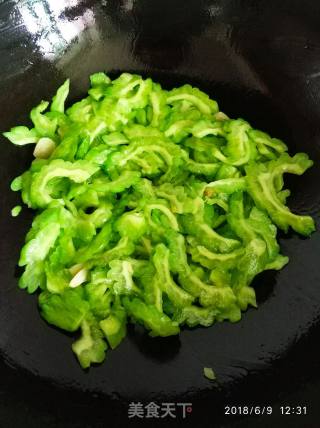 豆豉鲮鱼炒苦瓜的做法步骤：6