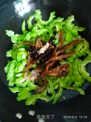 豆豉鲮鱼炒苦瓜的做法步骤：7