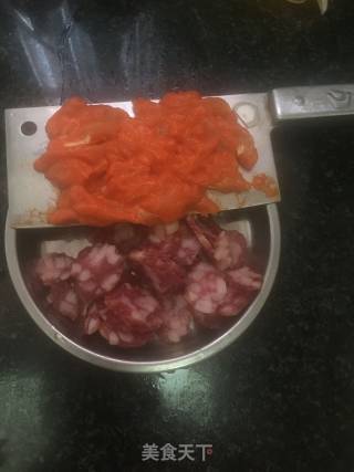 西芹红萝卜炒腊肠鸡柳的做法步骤：2