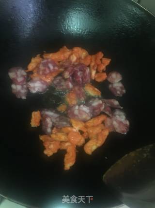 西芹红萝卜炒腊肠鸡柳的做法步骤：7