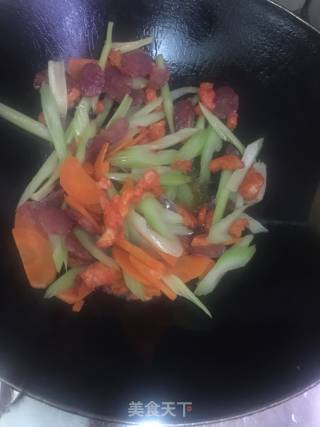 西芹红萝卜炒腊肠鸡柳的做法步骤：9