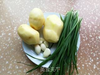韭菜炒土豆片的做法步骤：1