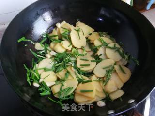 韭菜炒土豆片的做法步骤：5