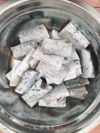香芹煎带鱼的做法步骤：2
