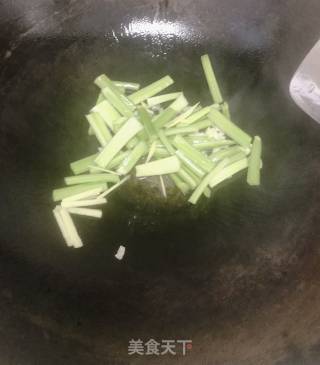 香芹煎带鱼的做法步骤：5