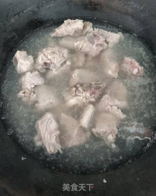冬瓜玉米排骨汤的做法步骤：2