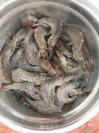 豌豆萝卜炒虾的做法步骤：2