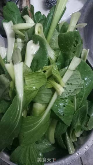 油菜丸子汤的做法步骤：1