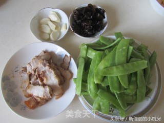 荷兰豆木耳炒卤肉的做法步骤：1