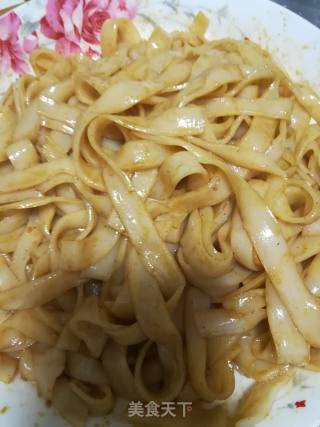 炸酱炒河粉的做法步骤：1