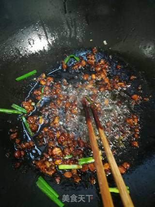 炸酱炒河粉的做法步骤：2