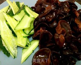 木耳黄瓜炒肉片的做法步骤：1