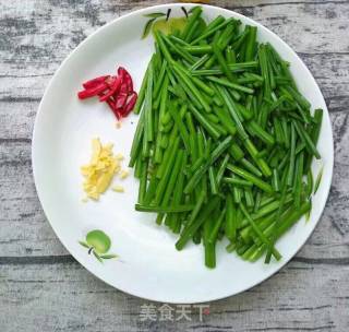 韭菜苔炒虾皮的做法步骤：1