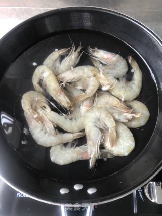 糖醋虾球的做法步骤：1