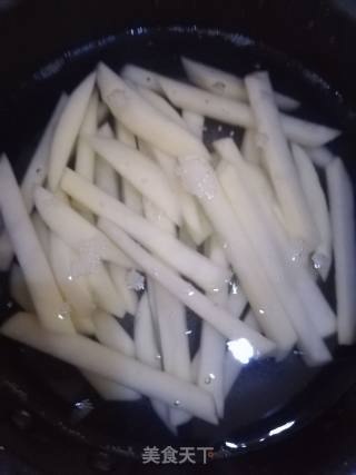 炸薯条的做法步骤：3