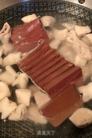 香辣肥肠鸭血的做法步骤：3