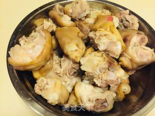 红烧猪蹄的做法步骤：1