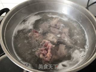 排骨萝卜汤的做法步骤：1