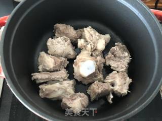 排骨萝卜汤的做法步骤：2