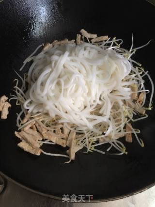 炒河粉的做法步骤：5