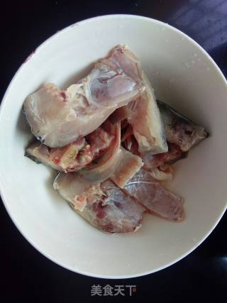 剁椒炖草鱼块的做法步骤：1