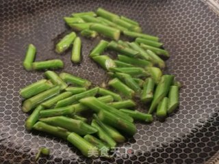 快手菜——芦笋火腿肠的做法步骤：1