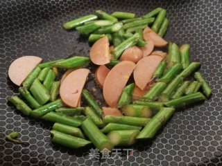 快手菜——芦笋火腿肠的做法步骤：2