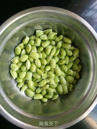 冲菜炒毛豆的做法步骤：1
