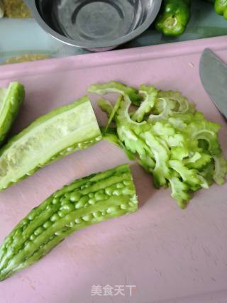 苦瓜青椒酱牛肉的做法步骤：1