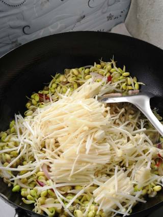 黄豆芽炒金针菇的做法步骤：6