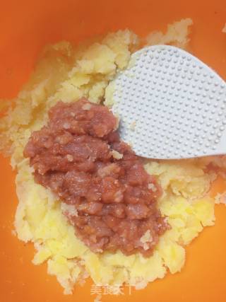 土豆肉饼的做法步骤：2