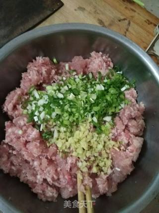 芹菜猪肉水饺的做法步骤：2
