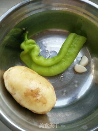 青椒土豆丝的做法步骤：1