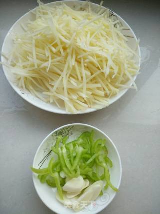 青椒土豆丝的做法步骤：2