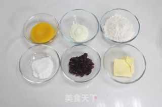 担心孩子没零嘴吃？不存在的，蔓越莓奶酥的做法步骤：1