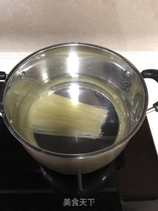 酸辣牛肉桂林米粉的做法步骤：1