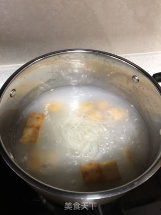 酸辣牛肉桂林米粉的做法步骤：2