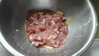 青椒胡萝卜炒肉的做法步骤：1