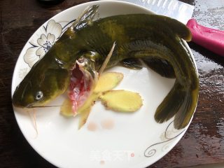 酱蒸昂刺鱼#蒸菜#的做法步骤：2