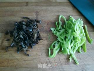 青椒木耳炒蛋的做法步骤：1