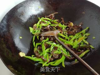 青椒木耳炒蛋的做法步骤：6