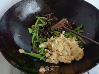 青椒木耳炒蛋的做法步骤：7