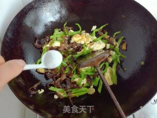 青椒木耳炒蛋的做法步骤：8