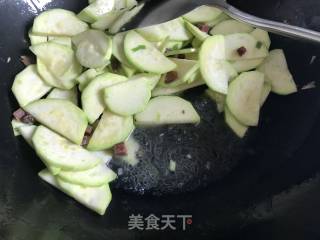 西葫芦炒火腿丁的做法步骤：5