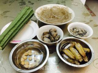 海鲜丝瓜焖粉条的做法步骤：1