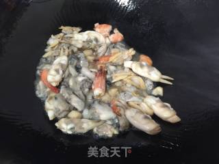 海鲜丝瓜焖粉条的做法步骤：5