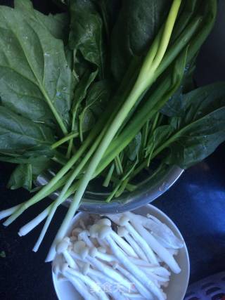 菠菜双菇汤的做法步骤：1